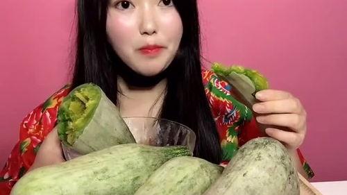 小姐姐吃羊角蜜瓜视频,小姐姐现场品尝羊角蜜瓜，美味瞬间引爆味蕾